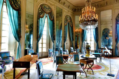 Téléchargez les photos : Versailles, France - October 2, 2022: Luxury interior of the famous palace Versailles - en image libre de droit