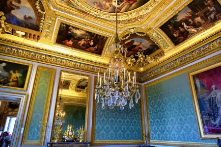 Téléchargez les photos : Versailles, France - October 2, 2022: breathtaking view of Versailles Palace interior, showcasing the palace's opulent and beautiful details. - en image libre de droit