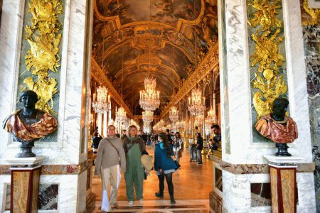 Téléchargez les photos : Versailles, France - October 2, 2022: Hall of Mirrors in the palace of Versailles - en image libre de droit