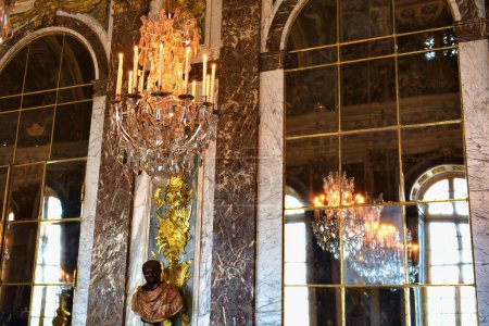 Téléchargez les photos : Versailles, France - October 2, 2022: Hall of Mirrors in the palace of Versailles - en image libre de droit