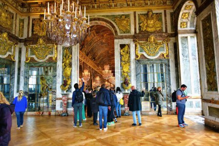 Foto de Versailles, France - October 2, 2022: breathtaking view of Versailles Palace interior, showcasing the palace's opulent and beautiful details. - Imagen libre de derechos
