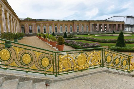 Téléchargez les photos : Versailles, France - October 2, 2022: Famous palace Versailles with beautiful gardens outdoors near Paris, France. - en image libre de droit