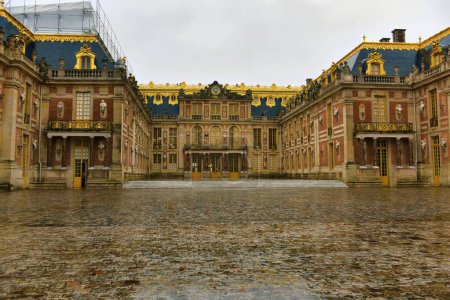 Foto de View on famous palace Versailles during cloudy weather near Paris, France - Imagen libre de derechos