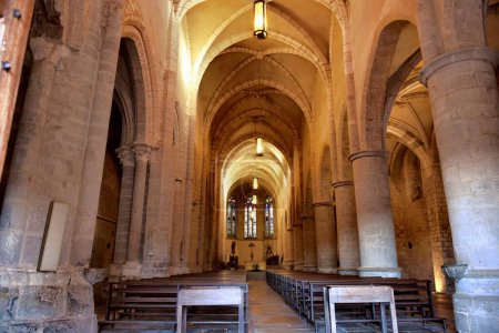Téléchargez les photos : Ambronay, France - 08 décembre 2022 : Architecture et intérieur de l'abbaye d'Ambronay - en image libre de droit