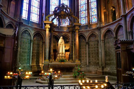 Foto de Reims, Francia - 04 octubre, 2022: vista de la catedral de Notre Dame de Reims en estilo gótico - Imagen libre de derechos
