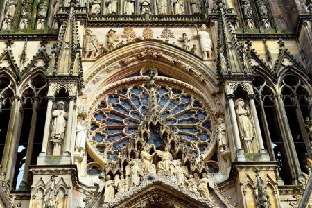 Foto de Reims, Francia - 04 octubre, 2022: vista de la catedral de Notre Dame de Reims en estilo gótico - Imagen libre de derechos