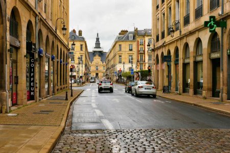Foto de Reims, Francia - 04 octubre, 2022: Vista panorámica de la arquitectura y los edificios de Reims, una ciudad en la región de Champagne-Ardenne de Francia. - Imagen libre de derechos