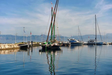 Téléchargez les photos : Voiliers et yachts à Versoix marina, Lac Léman, Suisse - en image libre de droit