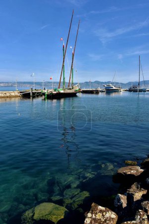Téléchargez les photos : Voiliers et yachts à Versoix marina, Lac Léman, Suisse - en image libre de droit