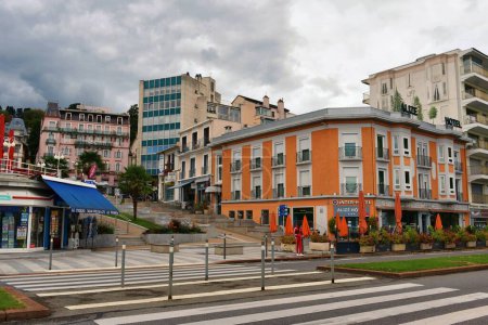 Téléchargez les photos : Evian-les-Bains, France - 9 septembre 2022 : Bâtiments de la vieille ville d'Evian-les-Bains en France - en image libre de droit