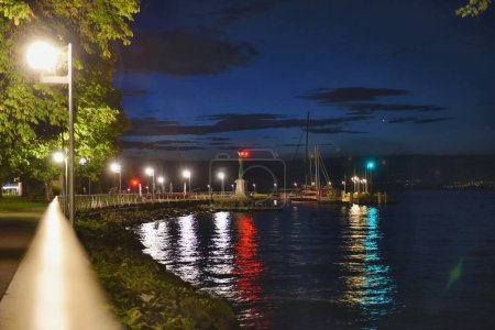 Téléchargez les photos : Belle vue sur Montreux et le lac Léman la nuit, Suisse. - en image libre de droit