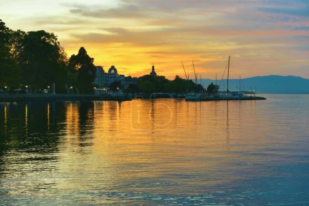 Foto de Hermosa vista de colorido atardecer en el lago de Ginebra, Suiza - Imagen libre de derechos