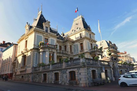 Téléchargez les photos : Evian-Les-Bains, France - 24 septembre 2022- Vue de l'hôtel de ville historique de De Ville sur le front de mer du lac Léman - en image libre de droit