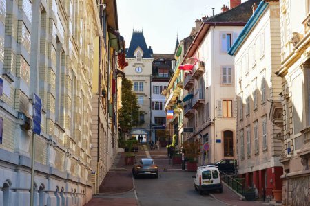 Téléchargez les photos : Evian-les-Bains, France - 9 septembre 2022 : Paysage urbain avec bâtiments anciens et maisons dans la ville d'Evian-les-Bains en France - en image libre de droit