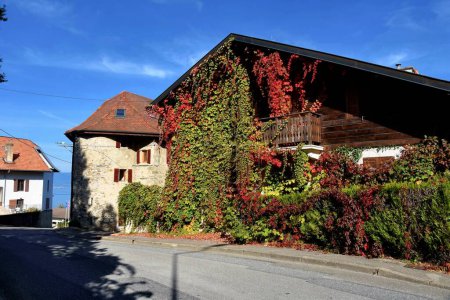 Téléchargez les photos : Evian-les-Bains, France - 9 septembre 2022 : Paysage urbain avec bâtiments anciens et maisons dans la ville d'Evian-les-Bains en France - en image libre de droit
