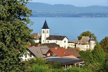 Téléchargez les photos : Evian-les-Bains, France - 9 septembre 2022 : Bâtiments de la vieille ville d'Evian-les-Bains en France - en image libre de droit