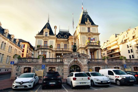 Téléchargez les photos : Evian-Les-Bains, France - 24 septembre 2022- Vue de l'hôtel de ville historique de De Ville sur le front de mer du lac Léman - en image libre de droit