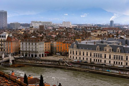 Foto de Grenoble, Francia - 25 de diciembre de 2022: Paisaje urbano de Grenoble, la prefectura y ciudad más grande del departamento de Isere en la región de Auvernia-Ródano-Alpes del sureste de Francia. - Imagen libre de derechos