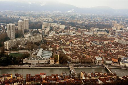 Foto de Paisaje urbano de Grenoble, la prefectura y la ciudad más grande del departamento de Isere en la región de Auvernia-Ródano-Alpes del sureste de Francia. - Imagen libre de derechos