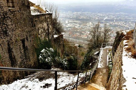 Téléchargez les photos : Vue du Fort de La Bastille, ancien fort militaire de Grenoble avec vue sur la ville en arrière-plan - en image libre de droit