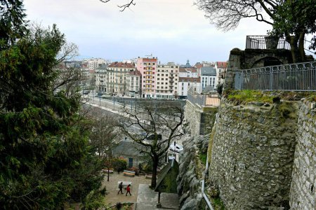 Foto de Grenoble, Francia - 25 de diciembre de 2022: vista sobre Grenoble la prefectura y la ciudad más grande del departamento de Isere en la región de Auvernia-Ródano-Alpes del sureste de Francia. - Imagen libre de derechos