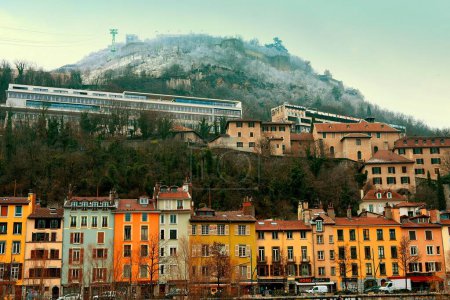 Téléchargez les photos : Grenoble, France - 25 décembre 2022 : Paysage urbain de Grenoble, préfecture et plus grande ville du département de l'Isère en région Auvergne-Rhône-Alpes, dans le sud-est de la France. - en image libre de droit