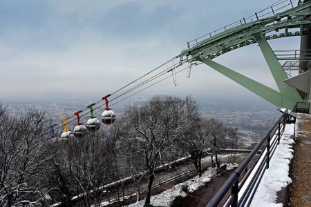 Foto de Grenoble, Francia - 25 de diciembre de 2022: vista de la ciudad de Grenoble con los Alpes franceses y el teleférico en Francia - Imagen libre de derechos