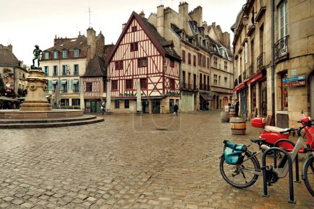 Téléchargez les photos : Dijon, France - 09 janvier 2024 : Centre-ville historique avec bâtiments médiévaux anciens à Dijon, France - en image libre de droit