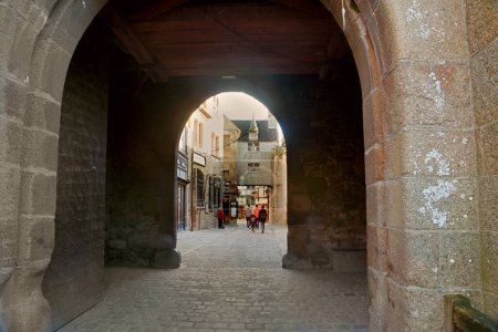 Téléchargez les photos : Mont-Saint-Michel, France - 16 février 2024 : vue sur les rues médiévales de l'abbaye du Mont-Saint-Michel - en image libre de droit