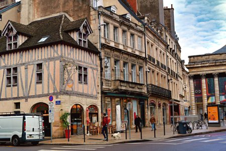 Téléchargez les photos : Dijon, France - 24 janvier 2024 : Vue de la rue historique de Dijon, France - en image libre de droit