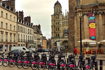 Foto de Dijon, Francia - 24 de enero de 2024: Vista de la histórica calle con edificios antiguos en Dijon, Francia - Imagen libre de derechos