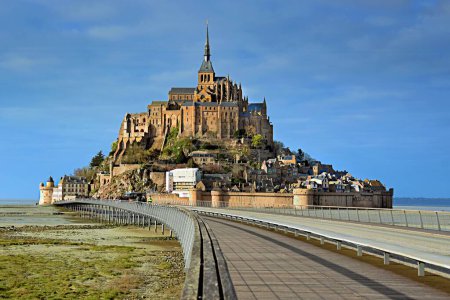 Téléchargez les photos : Vue classique de la célèbre île de marée du Mont Saint-Michel - en image libre de droit