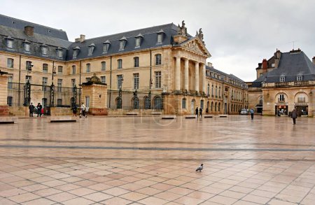 Foto de Dijon, Francia - 24 de enero de 2024: Plaza de la Liberación y Palacio de los Duques de Borgoña - Imagen libre de derechos