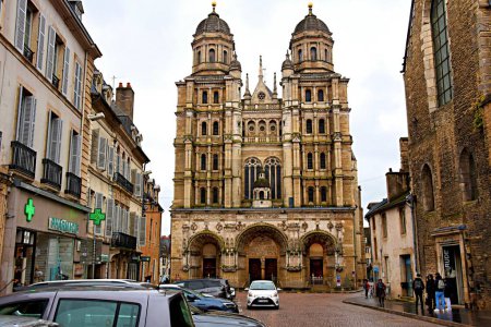 Foto de Dijon, Francia - 07 de enero de 2024: hermosa vista de la iglesia de Saint-Michel en Dijon, Francia - Imagen libre de derechos