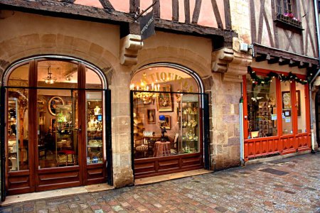Foto de Dijon, Francia - 09 de enero de 2024: Centro histórico de la ciudad con edificios medievales antiguos en Dijon, Francia - Imagen libre de derechos