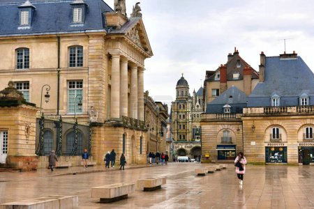 Foto de Dijon, Francia - 24 de enero de 2024: Plaza de la Liberación y Palacio de los Duques de Borgoña - Imagen libre de derechos
