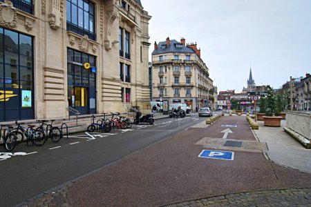 Foto de Dijon, Francia - 24 de enero de 2024: Vista de la histórica calle con edificios antiguos en Dijon, Francia - Imagen libre de derechos