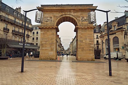 Foto de Dijon, Francia - 23 de enero de 2024: La Puerta Guillaume en la plaza Darcy en Dijon, Francia - Imagen libre de derechos
