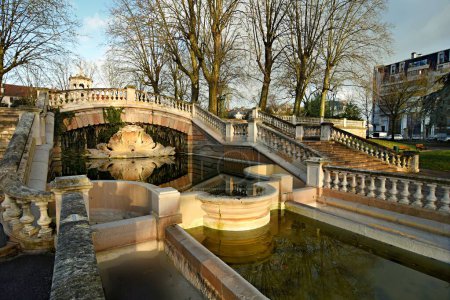 Foto de Dijon, Francia - 24 de enero de 2024: Vista panorámica del famoso parque Darcy con esculturas y fuentes - Imagen libre de derechos