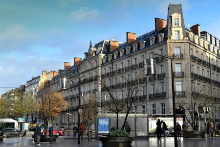 Téléchargez les photos : Dijon, France - 23 janvier 2024 : Vue des bâtiments historiques de la place Darcy à Dijon, France - en image libre de droit
