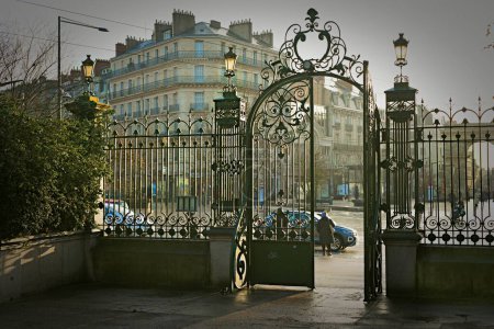 Téléchargez les photos : Dijon, France - 24 janvier 2024 : Vue panoramique du célèbre parc Darcy avec sculptures et fontaine - en image libre de droit