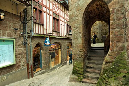 Téléchargez les photos : Mont-Saint-Michel, France - 16 février 2024 : vue sur les rues médiévales de l'abbaye du Mont-Saint-Michel - en image libre de droit