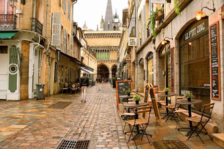 Foto de Dijon, Francia - 09 de enero de 2024: Centro histórico de la ciudad con edificios medievales antiguos en Dijon, Francia - Imagen libre de derechos