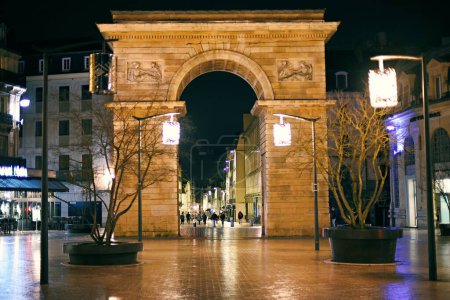 Téléchargez les photos : Dijon, France - 23 janvier 2024 : La Porte Guillaume sur la place Darcy à Dijon, France - en image libre de droit