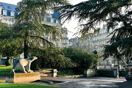 Foto de Dijon, Francia - 24 de enero de 2024: Vista panorámica del famoso parque Darcy con esculturas y fuentes - Imagen libre de derechos