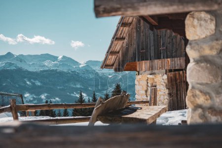 Foto de Antigua casa de madera en las montañas - Imagen libre de derechos