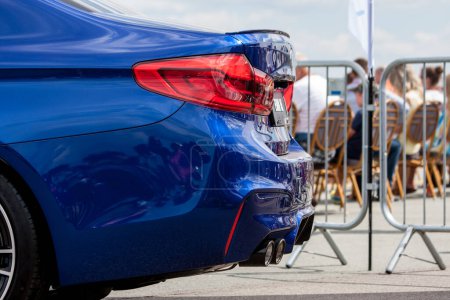 Foto de Azul y rápido BMW M5 F90 - Imagen libre de derechos