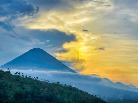 Téléchargez les photos : Paysage pittoresque de la montagne au coucher du soleil - en image libre de droit