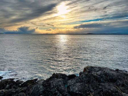 Foto de Puesta de sol sobre el agua, Islas San Juan, Washington, EE.UU. - Imagen libre de derechos