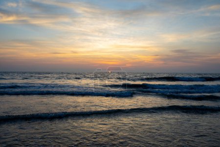 Foto de Hermosa puesta de sol en la playa Colva Beach - Goa del Sur, India - Imagen libre de derechos